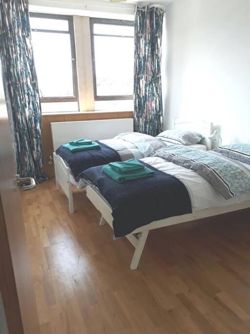 Trendy, Urban Open Plan Apartment บริสตอล ภายนอก รูปภาพ